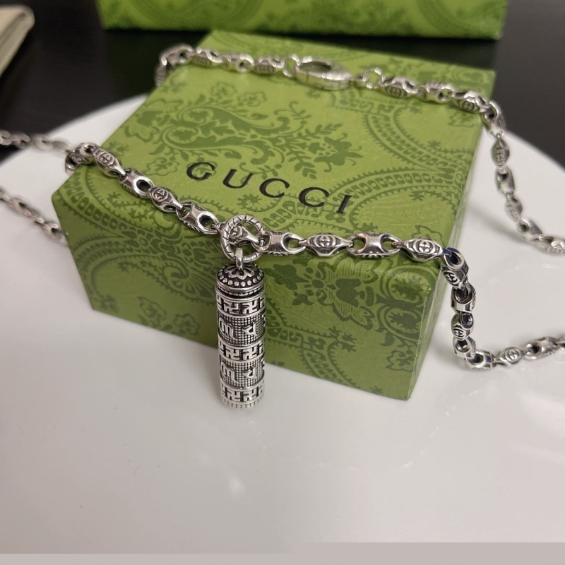 G*u*i necklaces